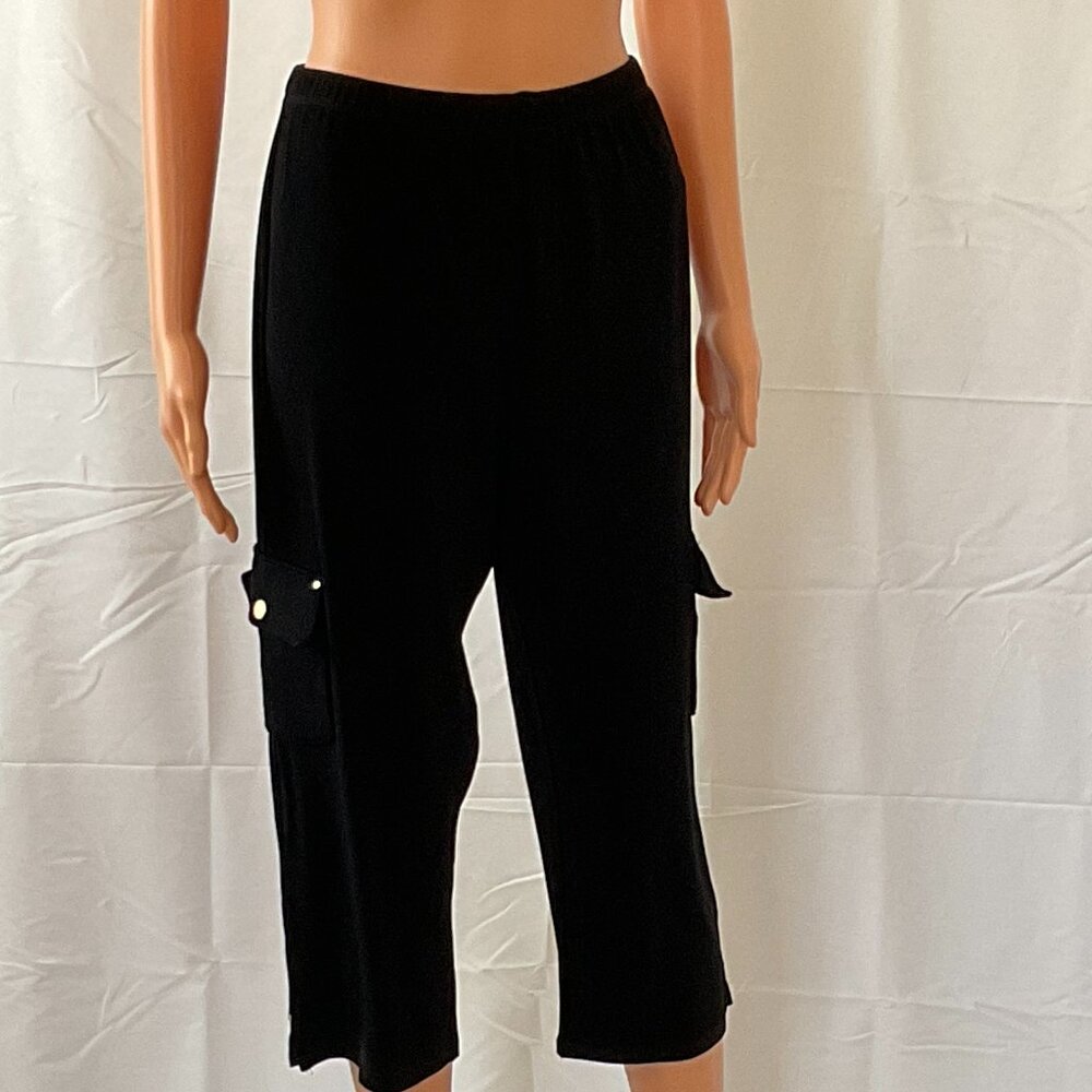Chico's Travelers Black Cargo Cropped Pants /  Size 8 - 10 (Chico's Size 1)
